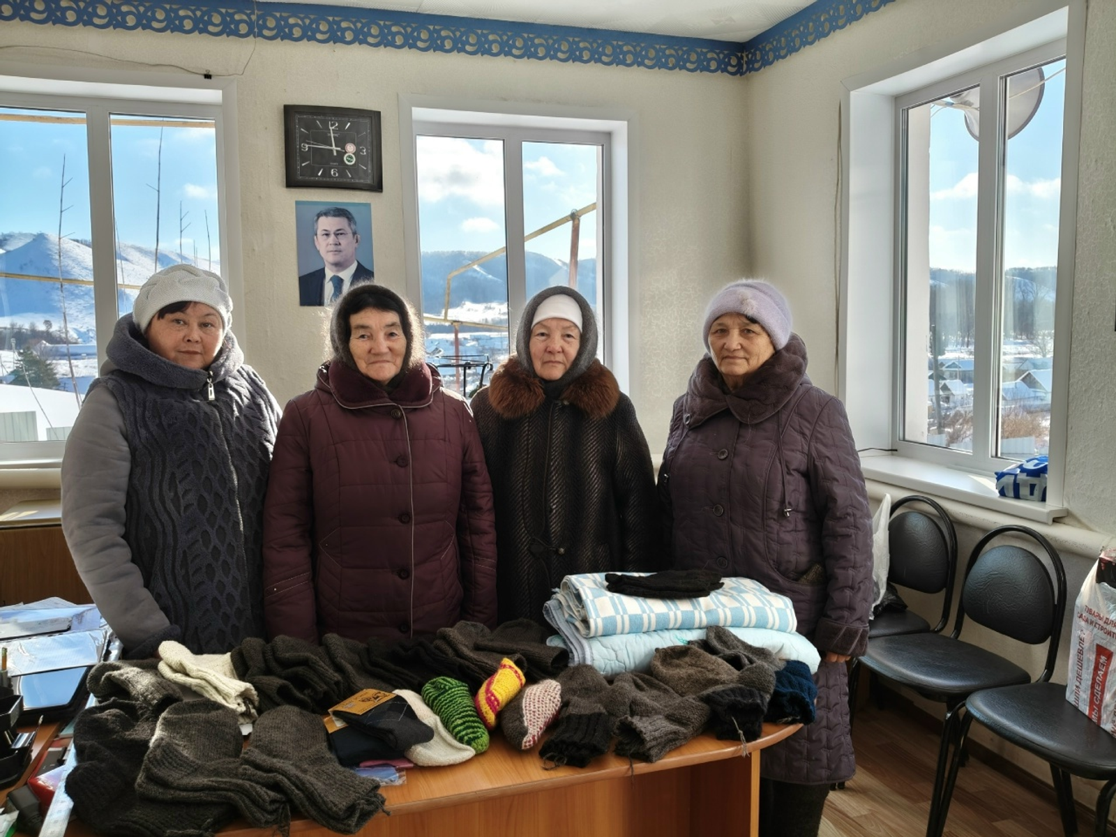 Оло Әбеш ауылы инәйҙәре яугирҙарға бүләк әҙерләгән