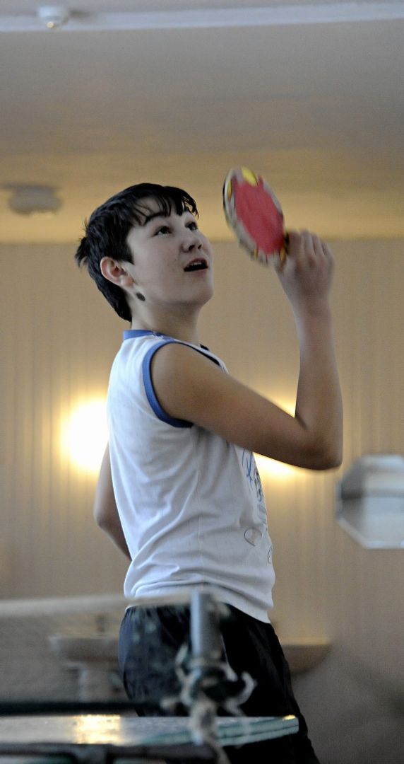 Ә мин өҫтәл теннисы уйнайым...