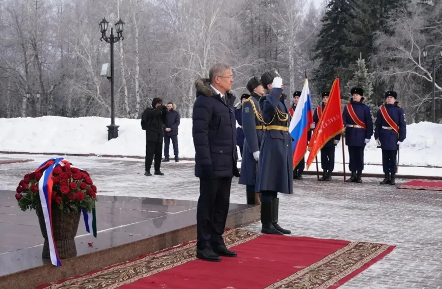 Ир-егеттәрҙе байрам менән!