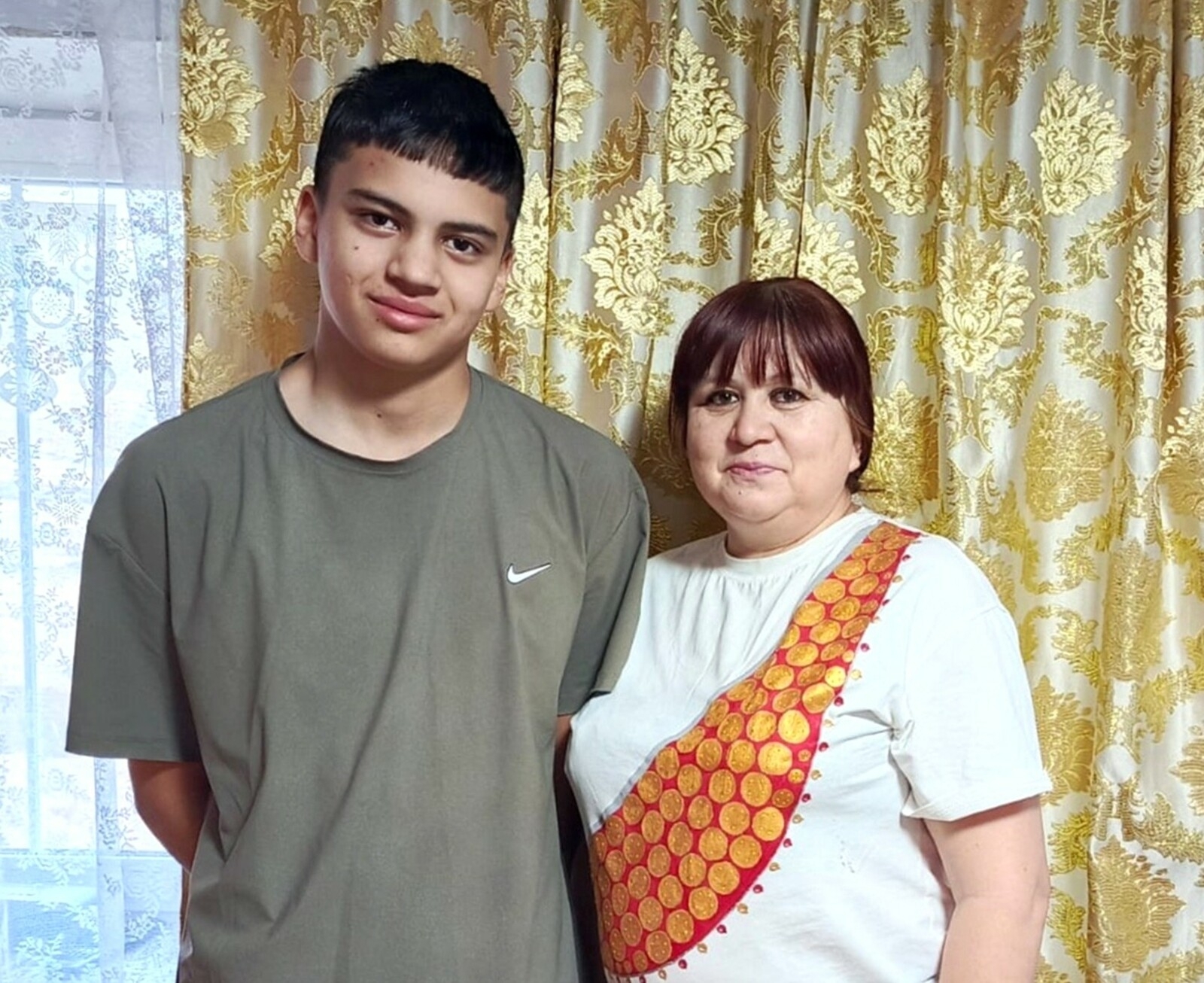 МХО-ла һәләк булған атаһының бүләген яугирҙәргә оҙатҡан