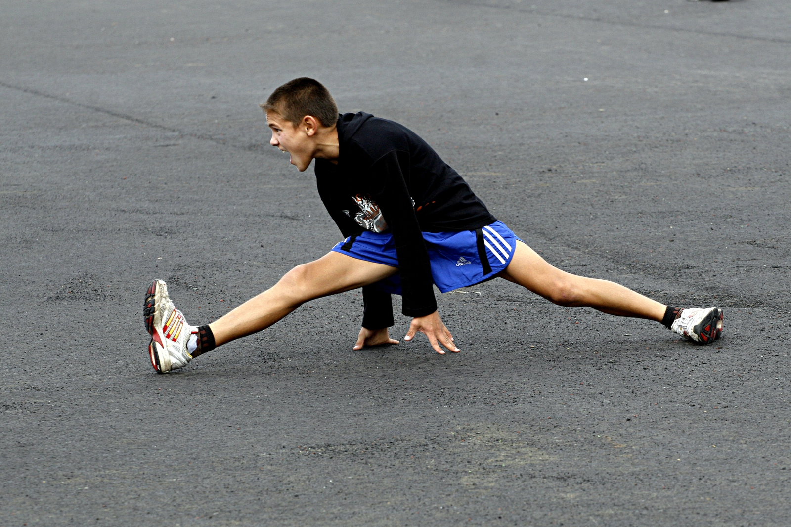 Кемдер тырышып-тырышып разминка эшләй
