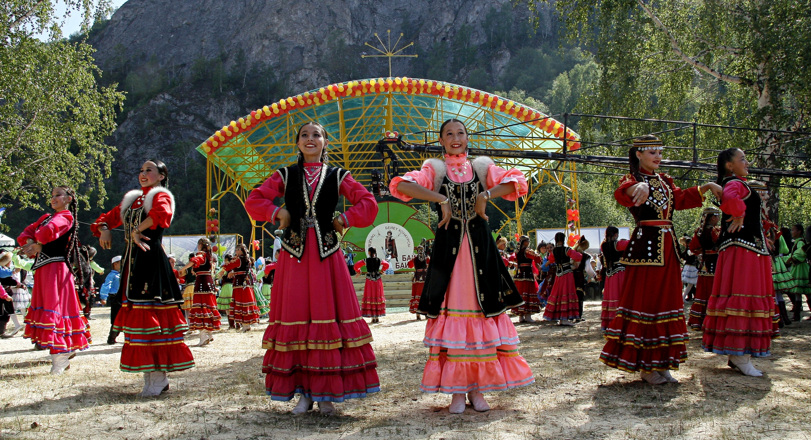 29 апрель —  Халыҡ - ара бейеү көнө