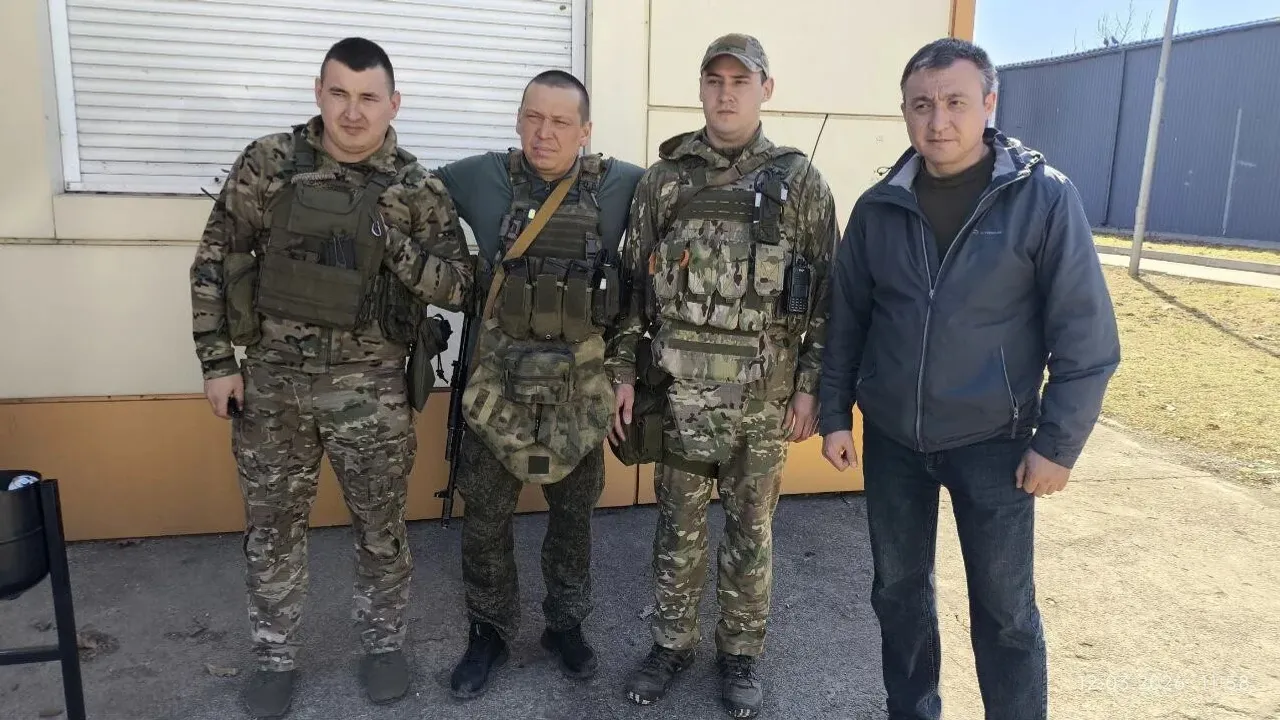 Беҙҙе ҡаршы алған яҡташтар – “Амур”, “Мажор”, Алмаз һәм “Музей”.