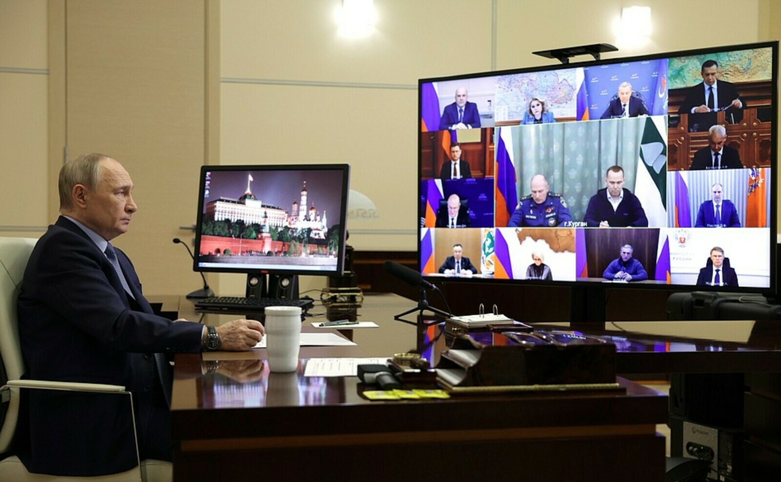 Владимир Путин по видеосвязи провёл совещание с членами Правительства