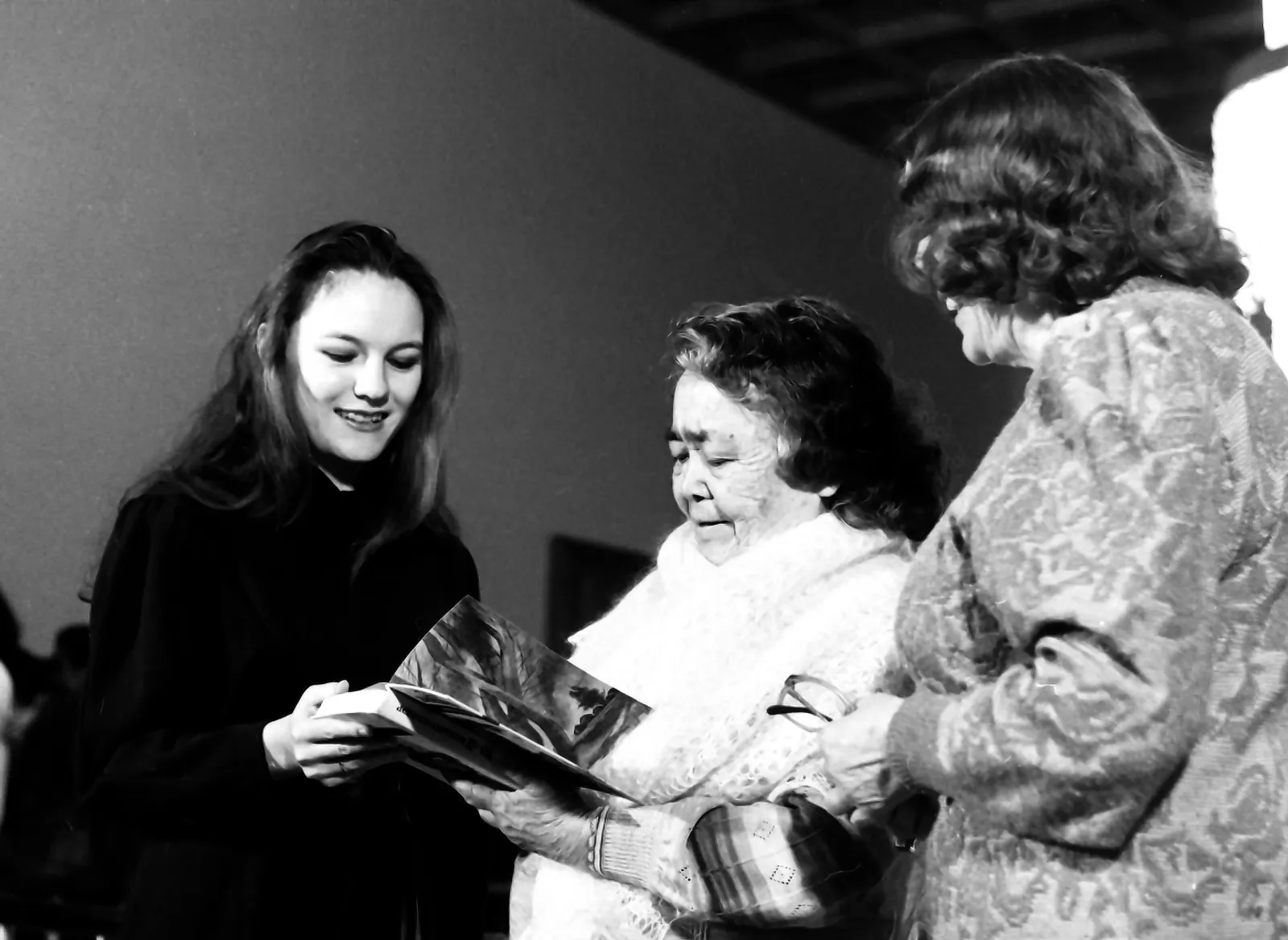 Зәйнәб Биишева автограф бирә 17 ноябрь 1990 йыл