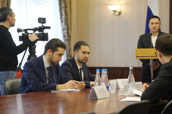 Палатала кемдәр эшләр?