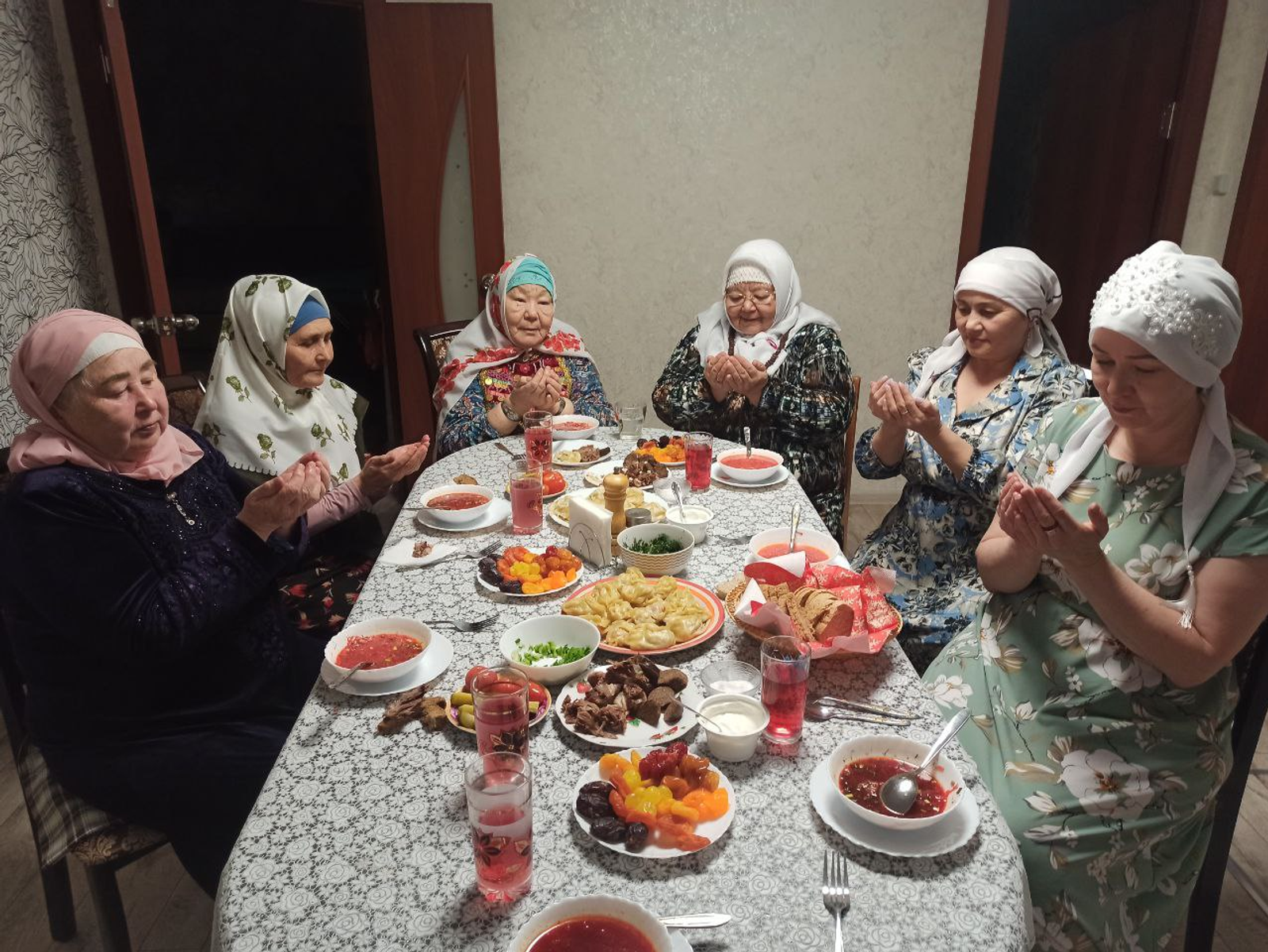 Ололар ҙа әсәһенең бәлешен һағына...