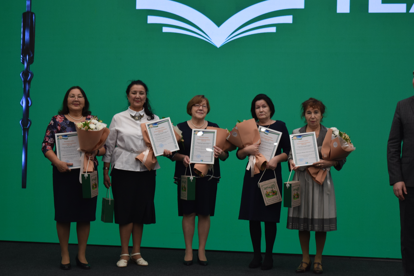 Туған телгә  һөйөү уятыусылар бүләкләнде