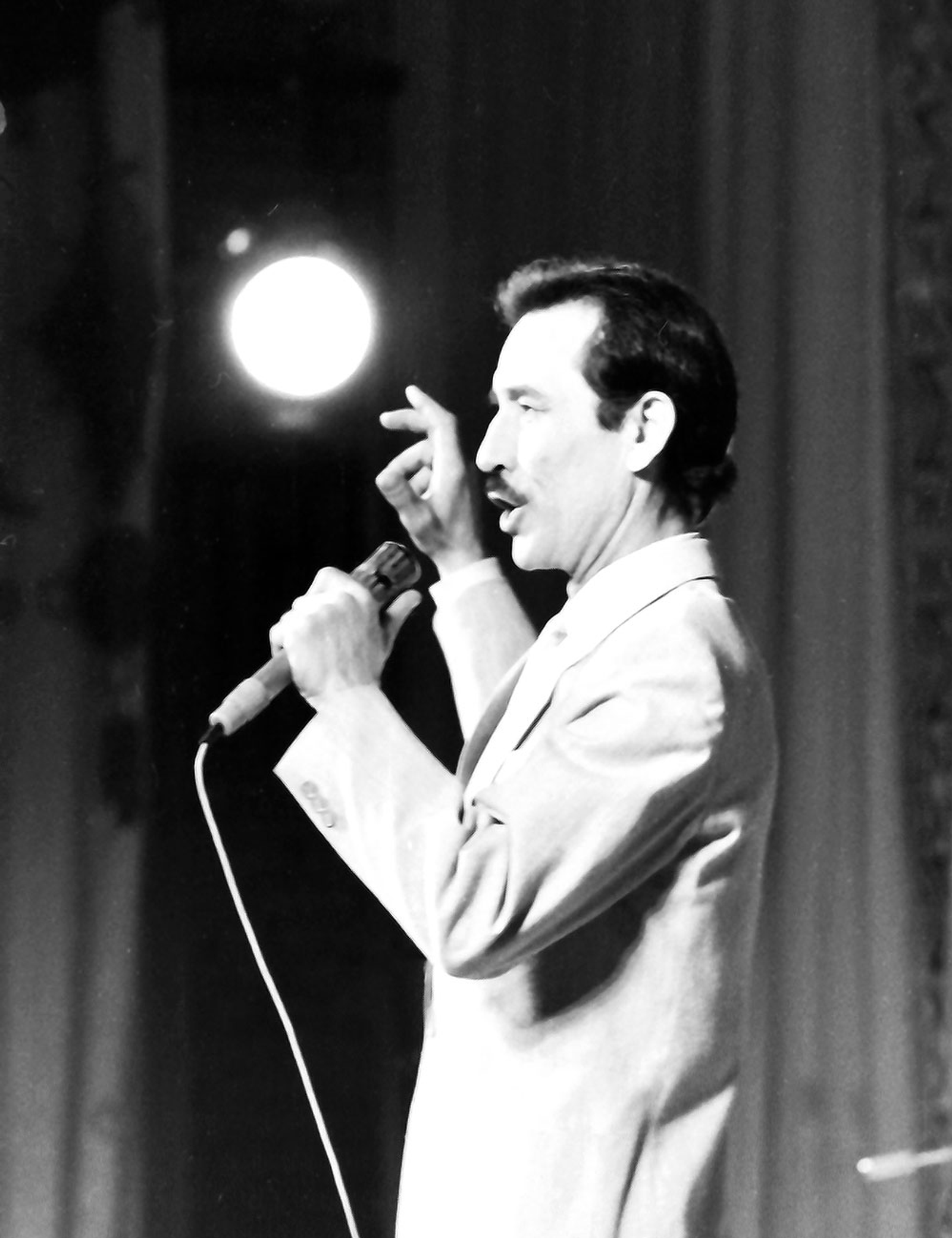 Данлыҡлы йырсы Илфаҡ Смаҡов