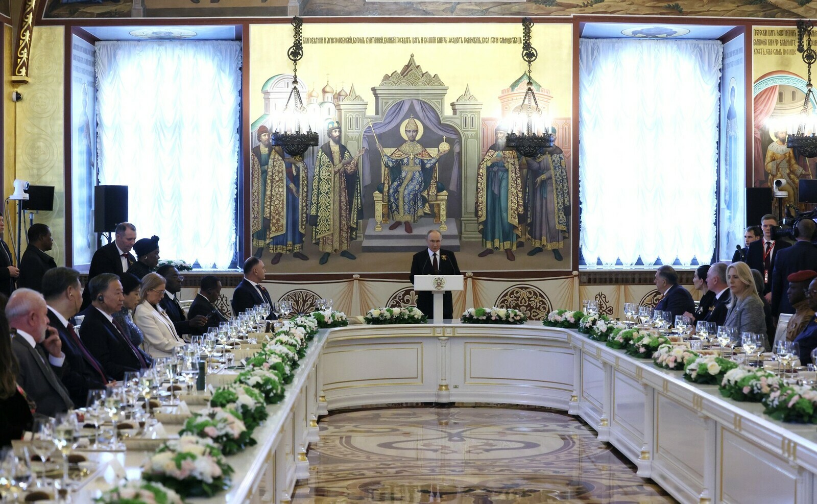 Рәсәй Президенты исеменән Еңеү Көнө хөрмәтенә ҡабул итеү