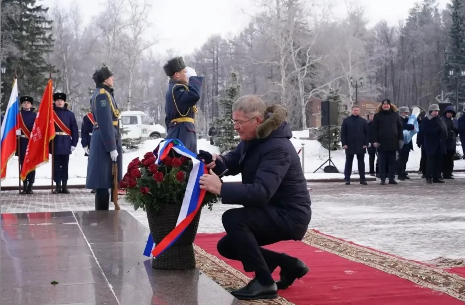 Ир-егеттәрҙе байрам менән!