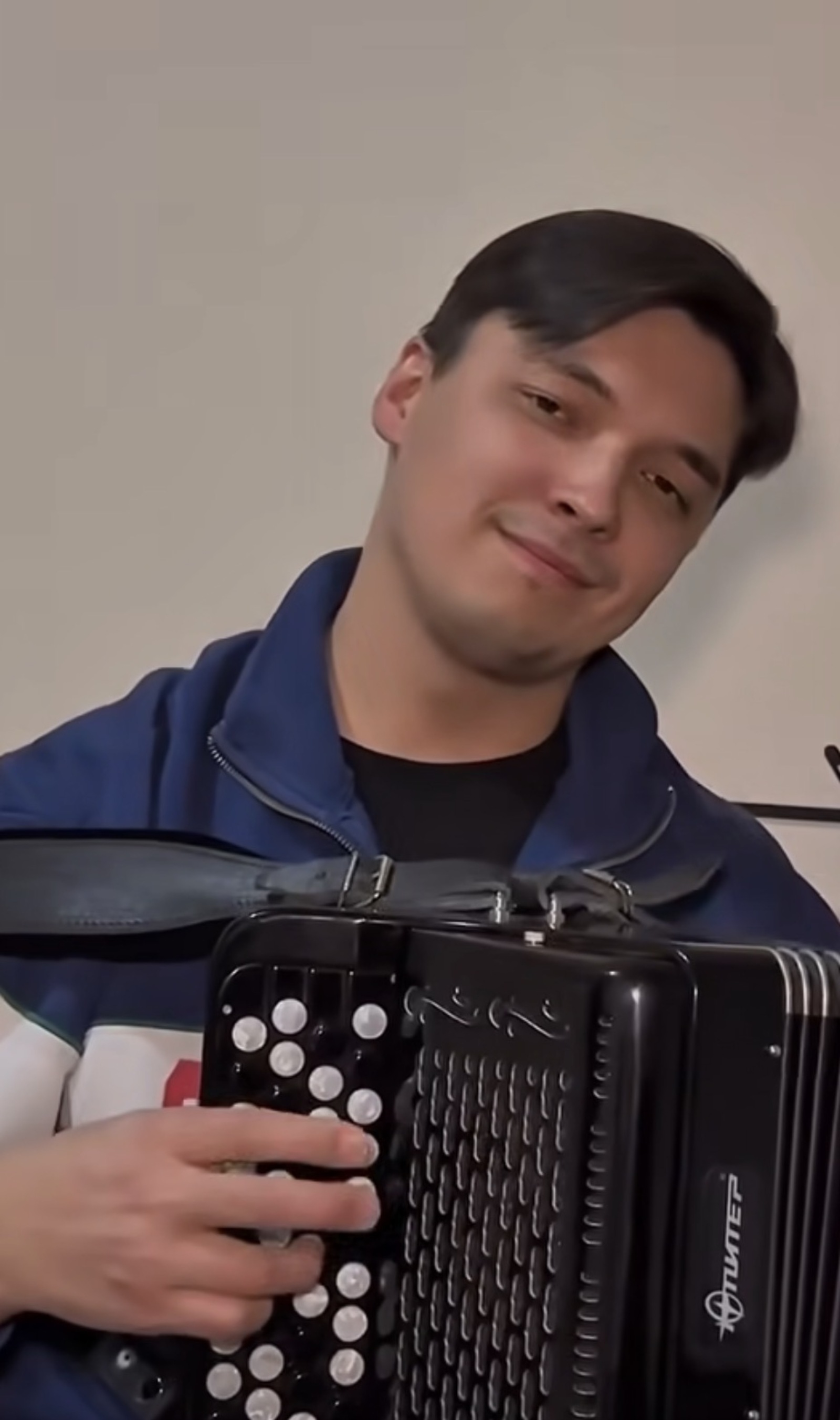 Зәңгәр күҙле ҡыҙҙы һағынам...