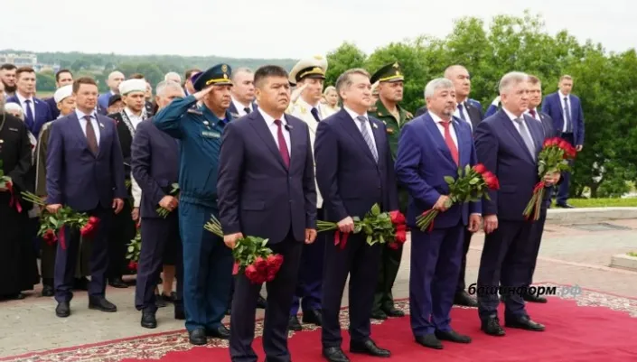 Башҡортостан башлығы Дуҫлыҡ Монументына сәскәләр һалды