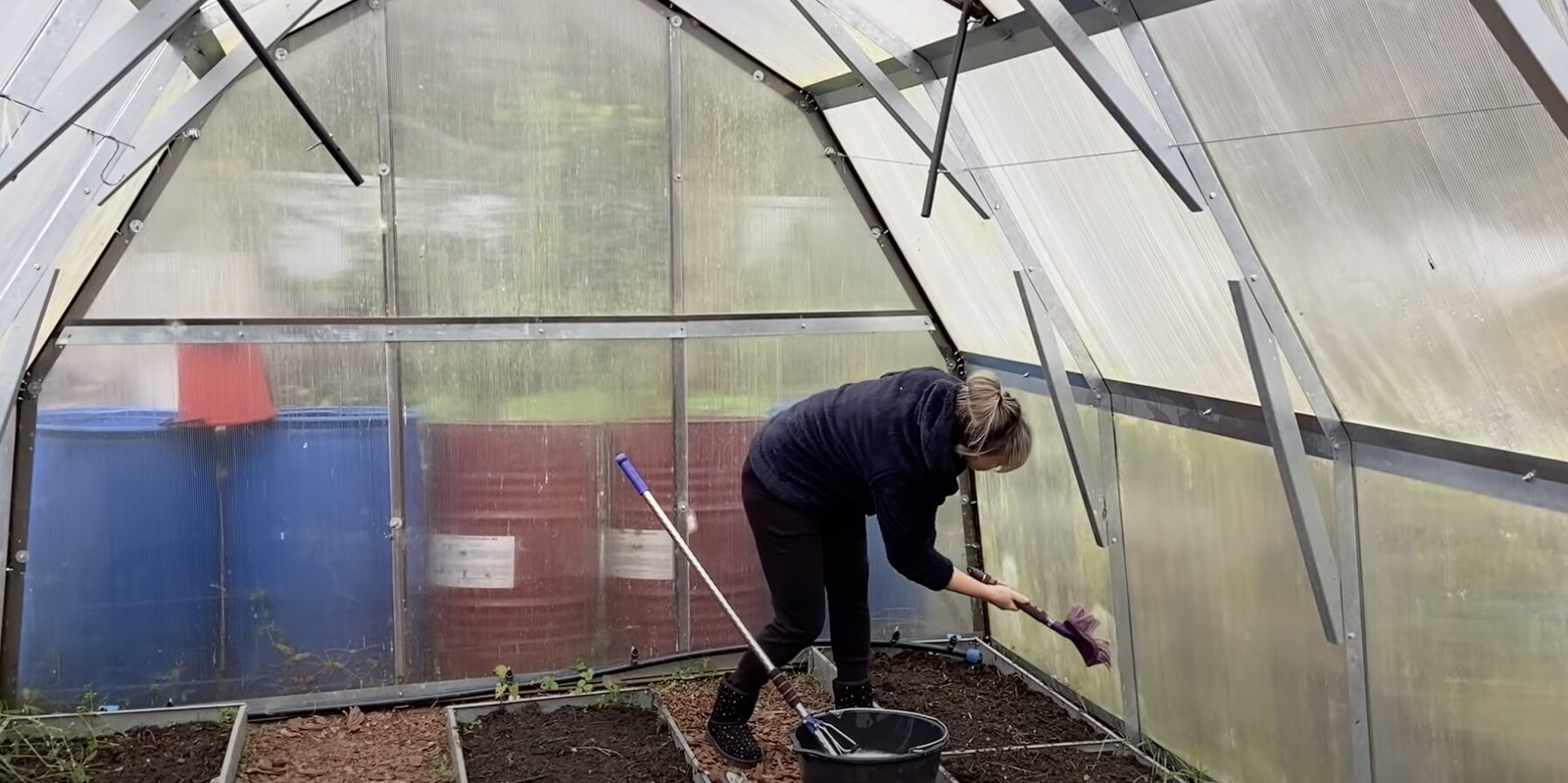 Теплица тупрағын нисек эшкәртергә?